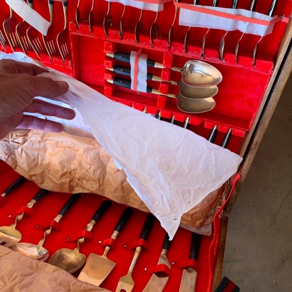 1960’s gold flatware complete unused set in wood box Thailand - Picture 3 of 3